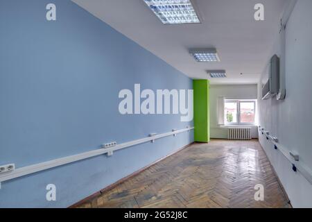 Leerer weißer Raum mit Reparatur und ohne Möbel. Raum für Büro oder Klinik Stockfoto