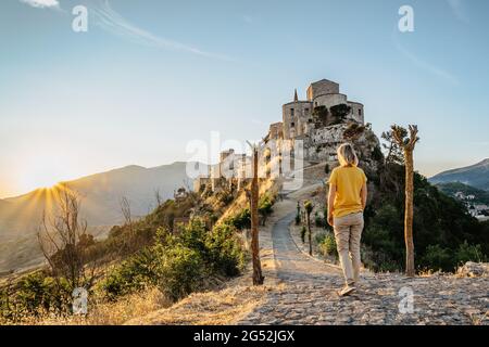 Athmosphäre von schönen mittelalterlichen alten Dorf Petralia Soprana, Sizilien, höchste Dorf in Madonie Mountain Range.Girl genießen Blick auf Bilderq Stockfoto