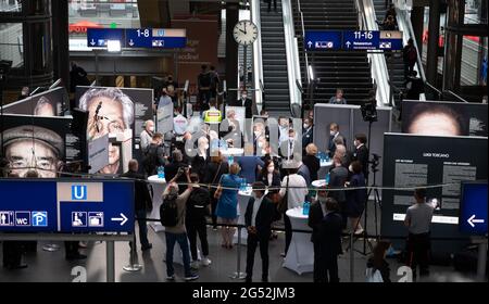 Berlin, Deutschland. Juni 2021. Die Besucher schauen sich die Bilder zur Eröffnung der Ausstellung 'Gegen das Vergessen' im Berliner Hauptbahnhof an. Quelle: Christophe Gateau/dpa/Alamy Live News Stockfoto