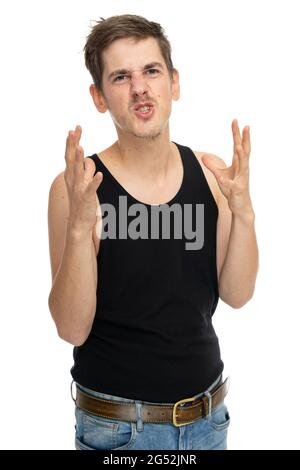 Junger, hübscher, großer, schlanker weißer Mann mit braunem Haar, das in einem schwarzen Unterhemd auf weißem Hintergrund isoliert aussieht Stockfoto