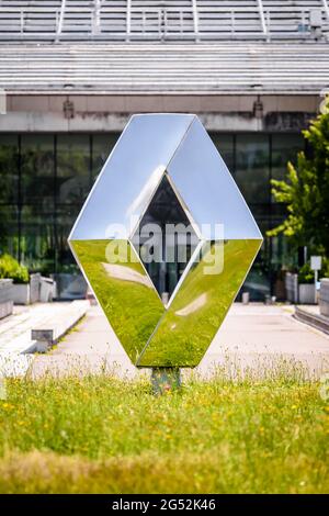 Nahaufnahme des Emblems des französischen Automobilherstellers Renault vor dem Technocenter, dem Forschungs- und Entwicklungszentrum von Renault. Stockfoto