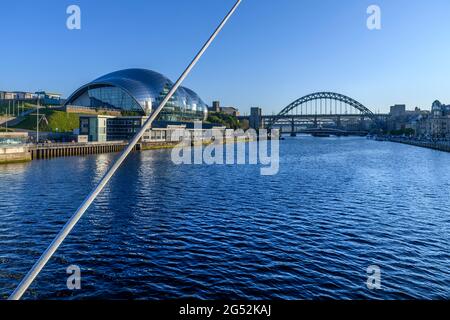 Konzertsaal Sage Gateshead, die Tyne Bridge, die Gateshead mit Newcastle verbindet, wurde von der Gateshead Millennium Bridge für Fußgänger und Radfahrer aufgenommen. Stockfoto