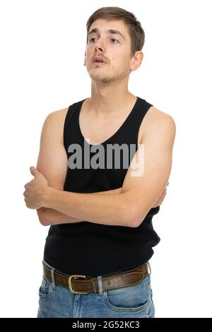 Junger, hübscher, großer, schlanker, weißer Mann mit braunem Haar, überrascht in schwarzem Unterhemd, isoliert auf weißem Hintergrund Stockfoto