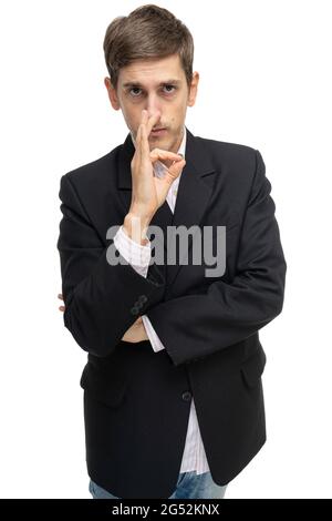 Junger, hübscher, großer, schlanker, weißer Mann mit braunem Haar, das ein OK-Zeichen in schwarzem Blazer auf weißem Hintergrund zeigt Stockfoto