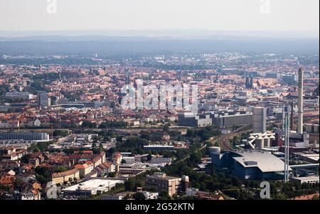 Nürnberg, Deutschland. Juni 2021. Panoramablick vom Telekommunikationsturm auf die Altstadt in nordöstlicher Richtung. Quelle: Daniel Karmann/dpa/Alamy Live News Stockfoto