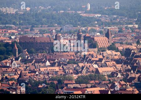 Nürnberg, Deutschland. Juni 2021. Blick vom Telekommunikationsturm auf die Altstadt mit der Kaiserburg (M). Quelle: Daniel Karmann/dpa/Alamy Live News Stockfoto
