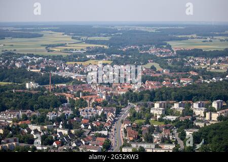 Nürnberg, Deutschland. Juni 2021. Blick vom Telekommunikationsturm auf die Gemeinde Stein mit Schloss Faber-Castell (M). Quelle: Daniel Karmann/dpa/Alamy Live News Stockfoto