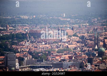 Nürnberg, Deutschland. Juni 2021. Blick vom Fernmeldeturm auf die Altstadt mit der Kaiserburg (M) und der Kirche St. Sebald (r). Quelle: Daniel Karmann/dpa/Alamy Live News Stockfoto