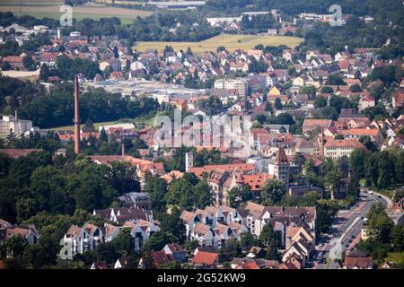 Nürnberg, Deutschland. Juni 2021. Blick vom Telekommunikationsturm auf die Gemeinde Stein mit Schloss Faber-Castell (M). Quelle: Daniel Karmann/dpa/Alamy Live News Stockfoto