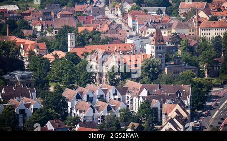 Nürnberg, Deutschland. Juni 2021. Blick vom Telekommunikationsturm auf das Schloss Faber-Castell in Stein. Quelle: Daniel Karmann/dpa/Alamy Live News Stockfoto