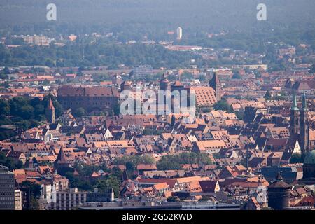 Nürnberg, Deutschland. Juni 2021. Blick vom Fernmeldeturm auf die Altstadt mit der Kaiserburg (M) und der Kirche St. Sebald (r). Quelle: Daniel Karmann/dpa/Alamy Live News Stockfoto