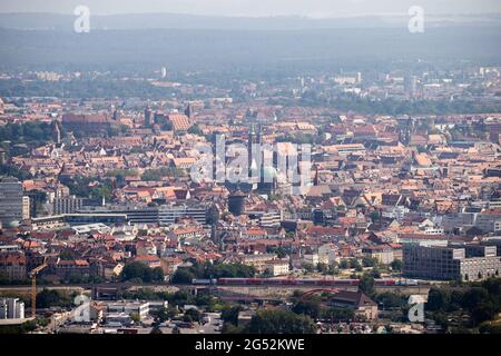 Nürnberg, Deutschland. Juni 2021. Blick vom Telekommunikationsturm auf die Altstadt mit der Kaiserburg (hinten links) und der Kirche St. Sebald (M). Quelle: Daniel Karmann/dpa/Alamy Live News Stockfoto