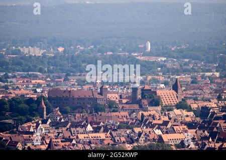 Nürnberg, Deutschland. Juni 2021. Blick vom Telekommunikationsturm auf die Altstadt mit der Kaiserburg (M). Quelle: Daniel Karmann/dpa/Alamy Live News Stockfoto