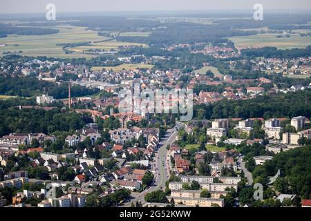 Nürnberg, Deutschland. Juni 2021. Blick vom Telekommunikationsturm auf die Gemeinde Stein mit Schloss Faber-Castell (M). Quelle: Daniel Karmann/dpa/Alamy Live News Stockfoto