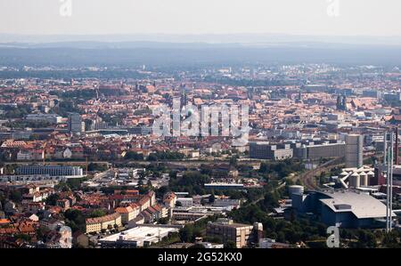 Nürnberg, Deutschland. Juni 2021. Panoramablick vom Telekommunikationsturm auf die Altstadt in nordöstlicher Richtung. Quelle: Daniel Karmann/dpa/Alamy Live News Stockfoto