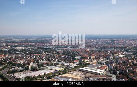 Nürnberg, Deutschland. Juni 2021. Panoramablick vor dem Telekommunikationsturm in Richtung Norden zur Stadt. Quelle: Daniel Karmann/dpa/Alamy Live News Stockfoto