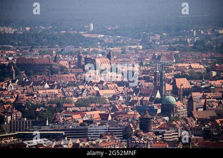 Nürnberg, Deutschland. Juni 2021. Blick vom Telekommunikationsturm auf die Altstadt mit der Kaiserburg (hinten links) und der Kirche St. Sebald (M). Quelle: Daniel Karmann/dpa/Alamy Live News Stockfoto