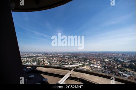 Nürnberg, Deutschland. Juni 2021. Panoramablick vor dem Telekommunikationsturm in Richtung Norden zur Stadt. Quelle: Daniel Karmann/dpa/Alamy Live News Stockfoto