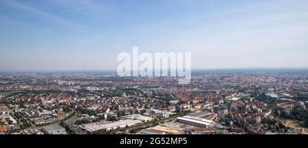 Nürnberg, Deutschland. Juni 2021. Panoramablick vor dem Telekommunikationsturm in Richtung Norden zur Stadt. Quelle: Daniel Karmann/dpa/Alamy Live News Stockfoto