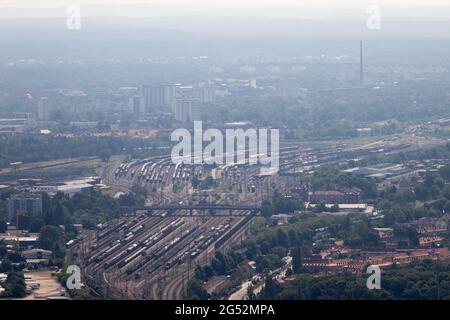 Nürnberg, Deutschland. Juni 2021. Blick vor dem Fernmeldeturm auf den Rangierbahnhof und im Hintergrund die Hochhäuser des Landkreises Langwasser. Quelle: Daniel Karmann/dpa/Alamy Live News Stockfoto
