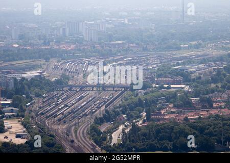 Nürnberg, Deutschland. Juni 2021. Blick vor dem Fernmeldeturm auf den Rangierbahnhof und im Hintergrund die Hochhäuser des Landkreises Langwasser. Quelle: Daniel Karmann/dpa/Alamy Live News Stockfoto
