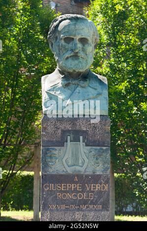 Italien, Emilia Romagna, Roncole Verdi, Denkmal Giuseppe Verdi von Giuseppe Cantù vor dem Geburtsort von Giuseppe Verdi Stockfoto