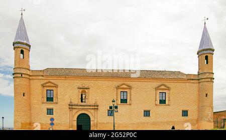 Fassade der alten Universität von Osuna in Sevilla, Andalusien, Spanien Stockfoto