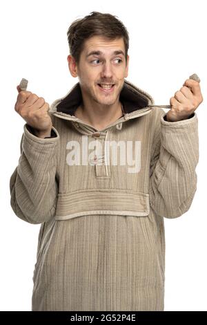 Junger, hübscher, großer, schlanker, weißer Mann mit braunen Haaren, lächelnd im natürlichen Stil, Pullover auf weißem Hintergrund isoliert Stockfoto