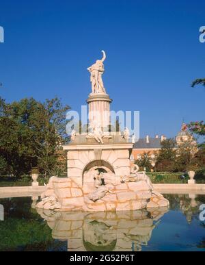 FUENTE DE HERCULES Y ANTEO TAMIEN LLAMADA PLUS ULTRA- 1808- NEOCLÁSICO- ESCULTURA DE JUAN ADAN/ALVAREZ CUBERO. AUTOR: ISIDRO GONZALEZ VELAZQUEZ (1765-1840). LAGE: PALACIO REAL-JARDIN DEL PARTERRE. ARANJUEZ. MADRID. SPANIEN. Stockfoto