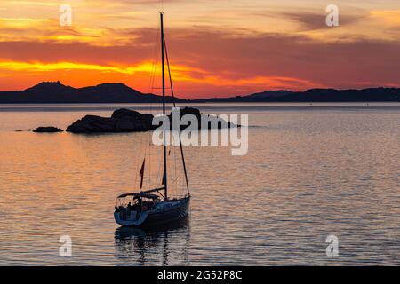 Golden, Sunset View, vertäute Yacht auf ruhigen Gewässern von Sardinien über ein ruhiges Mittelmeer zu den Inseln La Madallena und Caprera Stockfoto