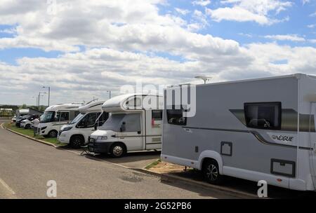 Wohnmobile, die am Straßenrand in Cayton Bay in der Nähe von Scarborough geparkt sind, sind diese Menschen im Urlaub oder Nomaden? Stockfoto