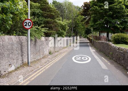 dh 20 mph Geschwindigkeitszone UMGEBUNG UK Aberdeen Scotland Hinterspur zwanzig Limit Zeichen Stockfoto