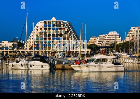 FRANKREICH. HERAULT (34) LA GRANDE MOTTE SEA RESORT, MARINA UND LE GRAND PAVOIS GEBÄUDE VON JEAN BALLADUR (1968) Stockfoto