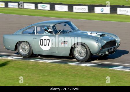 Aston Martin DB4 GT Oldtimer Nummer 007 beim Goodwood Revival 2011, Großbritannien, bei der RAC Tourist Trophy. Britischer Klassiker Stockfoto