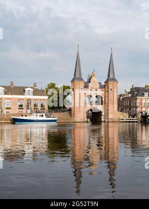 Wasserpoort, Wassertor und Kolk-Kanal in der Stadt Snits, Sneek in Friesland, Niederlande Stockfoto