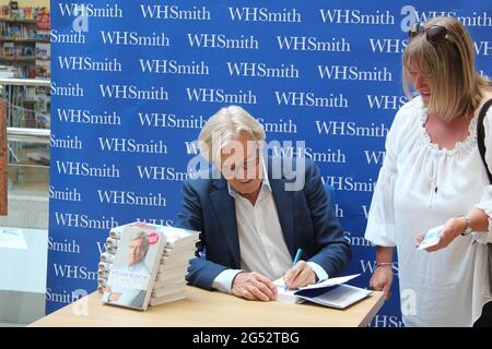 Schauspieler William Roache {Ken Barlow} signierte Copes seines Buches Leben und Seele in WH Smith Chester Stockfoto