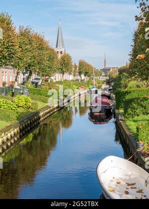 Häuser mit Gärten am Wasser am Eegracht-Kanal in IJlst, Friesland, Niederlande Stockfoto