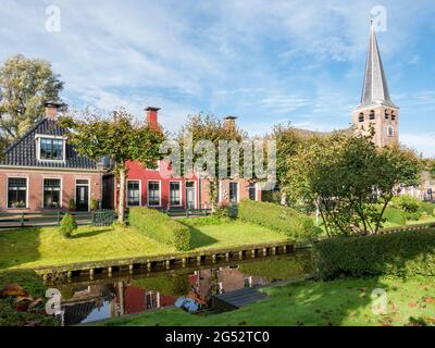 Häuser mit Gärten am Wasser am Eegracht-Kanal in IJlst, Friesland, Niederlande Stockfoto