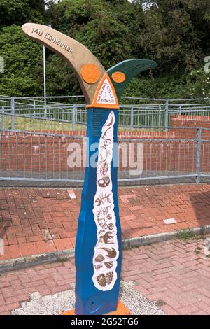 dh INVERKEITHING SCOTLAND Walking Footpath Trail sign at Railway Station National Cycle Network 1 uk path walk paths Stockfoto
