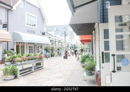 Bicester Village bleibt ruhig, möglicherweise aufgrund der Verringerung der Besucherfrequenz während der Coronavirus-Pandemie. Stockfoto