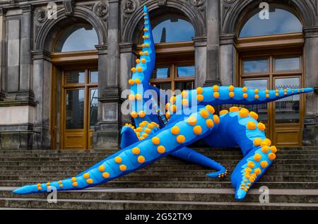 Edinburgh, Schottland, Großbritannien, 25. Juni 2021. Start des Edinburgh Science Festivals: Das Edinburgh Science Festival 2021 (26. Juni – 11. Juli) wird morgen eröffnet. Das 33. Edinburgh Science Festival umfasst eine interaktive Ausstellung namens Pale Blue Dot mit riesigen Kraken-Tentakeln im National Museum of Scotland als eines der wichtigsten Highlights in diesem Jahr. Das diesjährige Thema des Festivals lautet ‘One World: Science Connects US’ Stockfoto