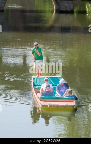 Touristen auf einer punted Reise entlang des Flusses Cam, Cambridge, England. Stockfoto