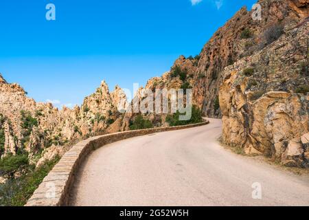 Die D81 Straße durch die dramatischen Felsformationen an den Calanques de Piana an der Westküste Korsikas Stockfoto