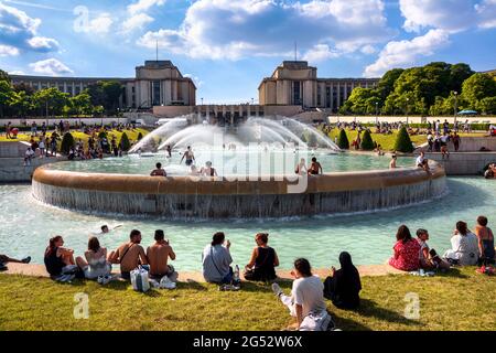 FRANKREICH. PARIS (75) DIE NEBEL DES CLICHY-BATIGNOLLES-MARTIN LUTHER-KING PARKS IM 34. JUNI 25 2019 Stockfoto