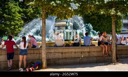 FRANKREICH. PARIS (75) 6. BEZIRK. EIN PAAR KÜSST WÄHREND DER HITZEWELLE BEI 38 GRAD AM RANDE DER FONTAINE DES QUATRE-PARTIES-DU-MONDE IM GARTEN VON Stockfoto