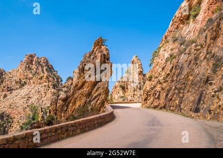 Die D81 Straße durch die dramatischen Felsformationen an den Calanques de Piana an der Westküste Korsikas Stockfoto