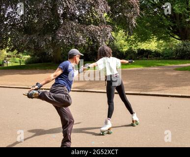 LONDON HYDE PARK DIE KULTURELLE VIELFALT LONDONS IST EIN STILVOLLES ROLLSCHUHFAHREN IN DER SERPENTINEN-STRASSE Stockfoto