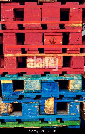 Bunte Holzpaletten in einem Fischerhafen. Kantabrien, Spanien, Europa. Stockfoto