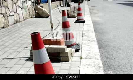 3d-Illustration - Verkehrskegel auf Asphalt Stockfoto