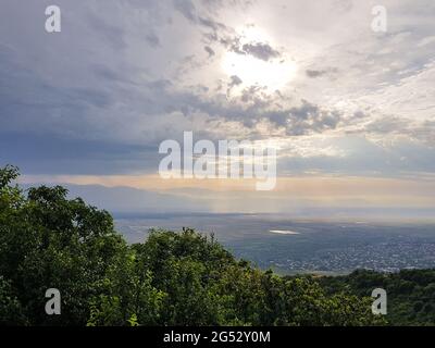 Die Strahlen der Sonne über dem göttlichen Tal nach dem Regen Stockfoto